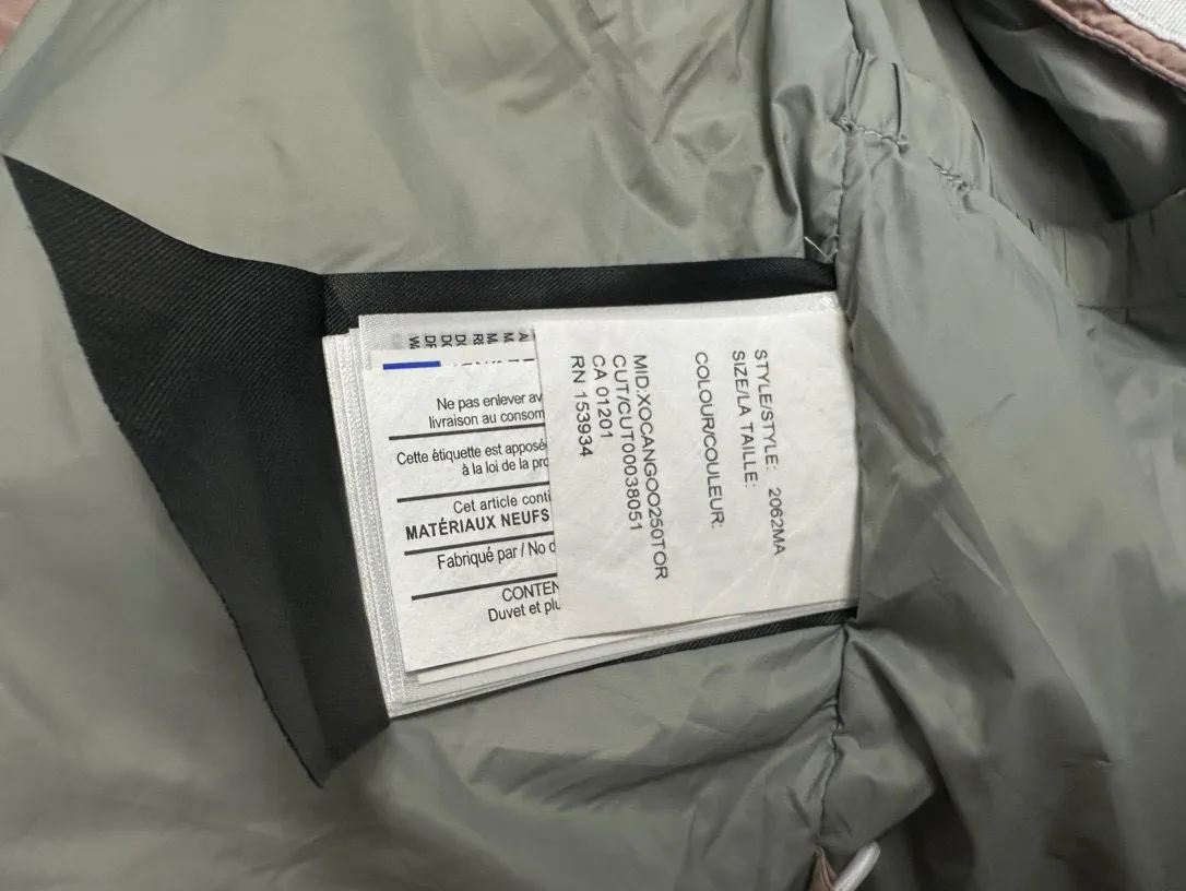 P780 【𝗖𝗔𝗡𝗔𝗗𝗔 𝗚𝗢𝗢𝗦𝗘】Capsule Series Macaron White Label Fabric: Made of soft EnduraLuxe fabric imported from DuPont, CORDURA, USA, which enhances the durability of easy-to-wear parts, is lightweight and durable; the liner is made of 400T anti-velvet gallbladder, which is comfortable, soft and non-velvet. : Equipped with a detachable hood, which can be adjusted in two directions, and is also filled with down, which brings greater softness and wrapping around the head and neck, and is full of warmth. This parka features white trim on the back and sides, and the hardware locks are all original and custom-made to match the muted fabric color. Goose label: The official website’s new series of silicone material labels, non-embroidery labels. Length: Fit hip-length. Size: XS-L